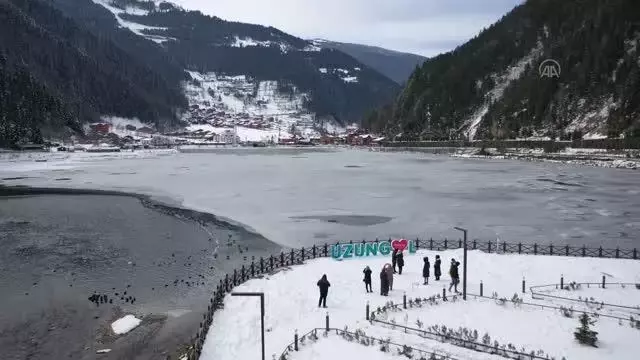Buz tutan Uzungöl, günübirlik tatilcilerin ilgi odağı oldu Buz tutan Uzungöl, günübirlik tatilcilerin ilgi odağı oldu