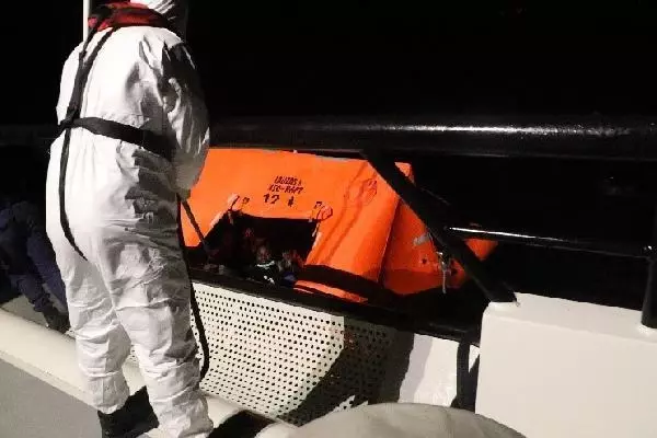 Çanakkale'de 51 kaçak göçmen kurtarıldı Çanakkale'de 51 kaçak göçmen kurtarıldı