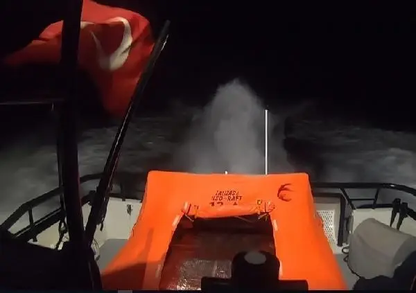 Çanakkale'de 51 kaçak göçmen kurtarıldı Çanakkale'de 51 kaçak göçmen kurtarıldı