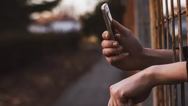 Cezaevine gizlice soktuğu telefonla bir çöpçatanlık sitesi üzerinden yaşlı kadınları binlerce lira dolandırdı Cezaevine gizlice soktuğu telefonla bir çöpçatanlık sitesi üzerinden yaşlı kadınları binlerce lira dolandırdı