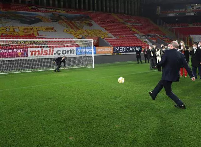 Cumhurbaşkanı Erdoğan CHP'nin kalesinde sahaya indi: Durmak yok, gollere devam Cumhurbaşkanı Erdoğan CHP'nin kalesinde sahaya indi: Durmak yok, gollere devam