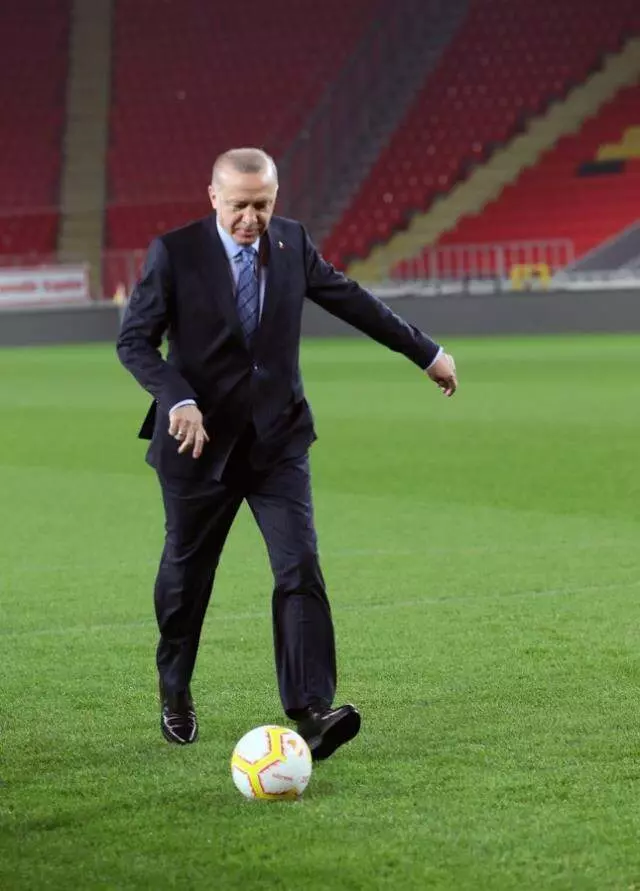 Cumhurbaşkanı Erdoğan CHP'nin kalesinde sahaya indi: Durmak yok, gollere devam Cumhurbaşkanı Erdoğan CHP'nin kalesinde sahaya indi: Durmak yok, gollere devam