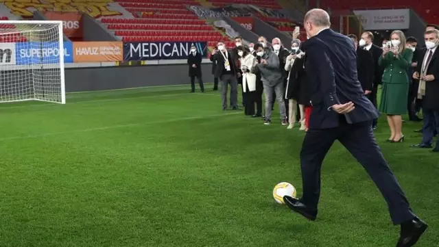 Cumhurbaşkanı Erdoğan CHP'nin kalesinde sahaya indi: Durmak yok, gollere devam Cumhurbaşkanı Erdoğan CHP'nin kalesinde sahaya indi: Durmak yok, gollere devam