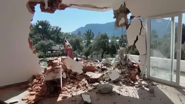 Datça'da imara aykırı binaların yıkımına devam ediliyor Datça'da imara aykırı binaların yıkımına devam ediliyor