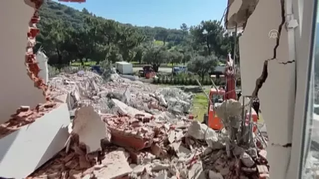 Datça'da imara aykırı binaların yıkımına devam ediliyor Datça'da imara aykırı binaların yıkımına devam ediliyor
