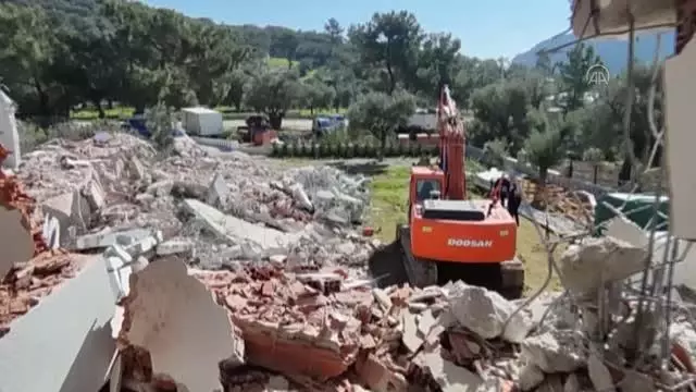 Datça'da imara aykırı binaların yıkımına devam ediliyor Datça'da imara aykırı binaların yıkımına devam ediliyor