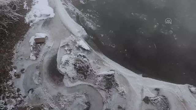 Dere ve nehirler dondu, bina çatılarında buz sarkıtları oluştu Dere ve nehirler dondu, bina çatılarında buz sarkıtları oluştu