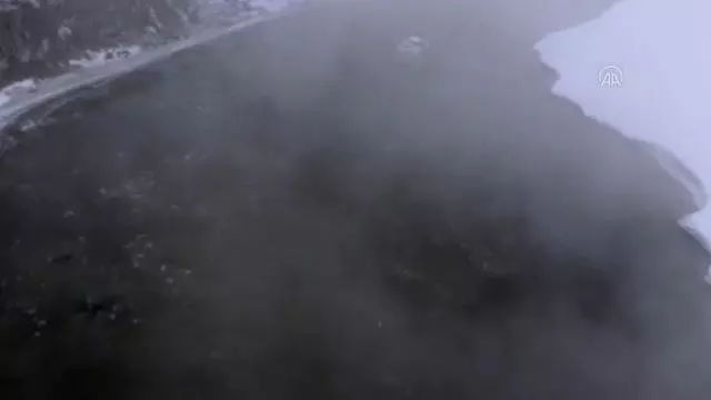 Dere ve nehirler dondu, bina çatılarında buz sarkıtları oluştu Dere ve nehirler dondu, bina çatılarında buz sarkıtları oluştu