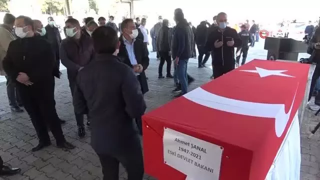 Eski Devlet Bakanı Ahmet Şanal toprağa verildi Eski Devlet Bakanı Ahmet Şanal toprağa verildi