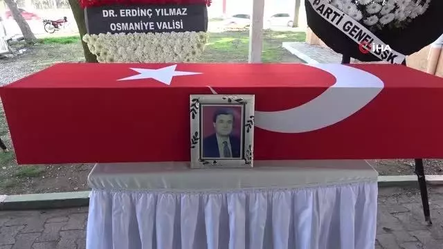 Eski Devlet Bakanı Ahmet Şanal toprağa verildi Eski Devlet Bakanı Ahmet Şanal toprağa verildi