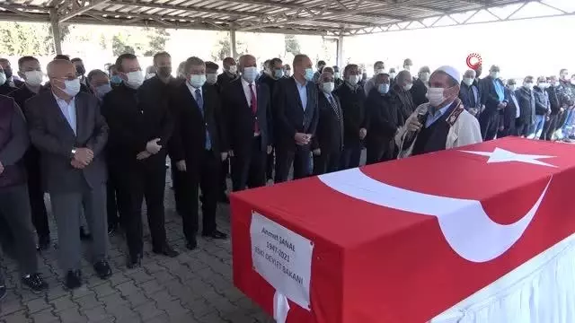 Eski Devlet Bakanı Ahmet Şanal toprağa verildi Eski Devlet Bakanı Ahmet Şanal toprağa verildi