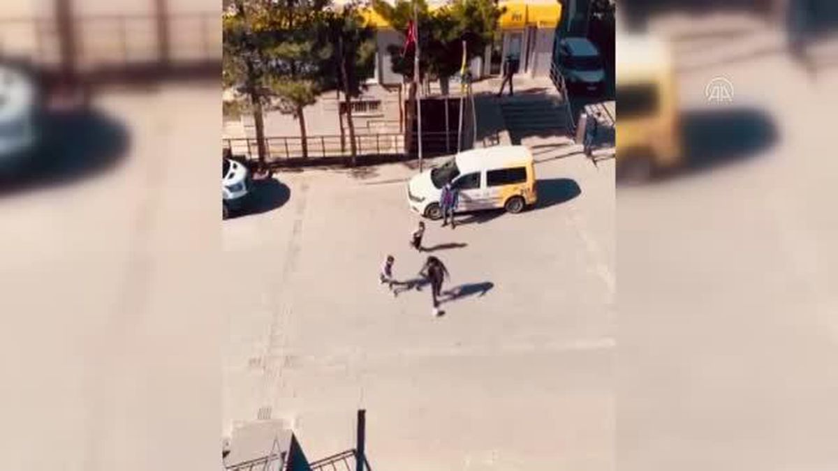 DİYARBAKIR - Çınar Kaymakamı Güher Sinem Büyüknalçacı çocuklarla top oynadı