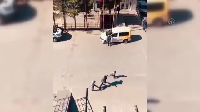 DİYARBAKIR - Çınar Kaymakamı Güher Sinem Büyüknalçacı çocuklarla top oynadı DİYARBAKIR - Çınar Kaymakamı Güher Sinem Büyüknalçacı çocuklarla top oynadı
