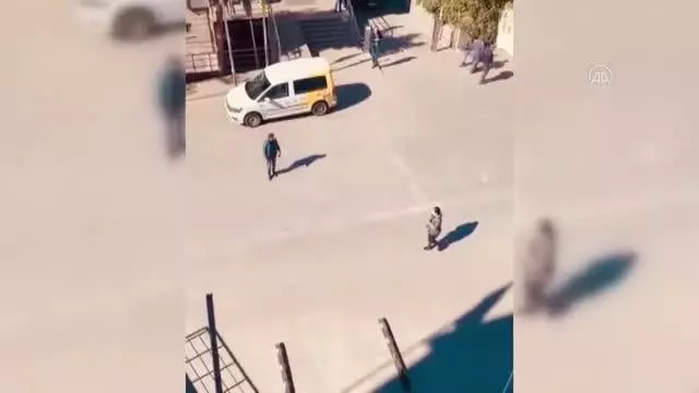 DİYARBAKIR - Çınar Kaymakamı Güher Sinem Büyüknalçacı çocuklarla top oynadı DİYARBAKIR - Çınar Kaymakamı Güher Sinem Büyüknalçacı çocuklarla top oynadı