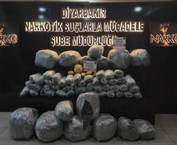 Diyarbakır'daki uyuşturucu operasyonunda 19 tutuklama Diyarbakır'daki uyuşturucu operasyonunda 19 tutuklama