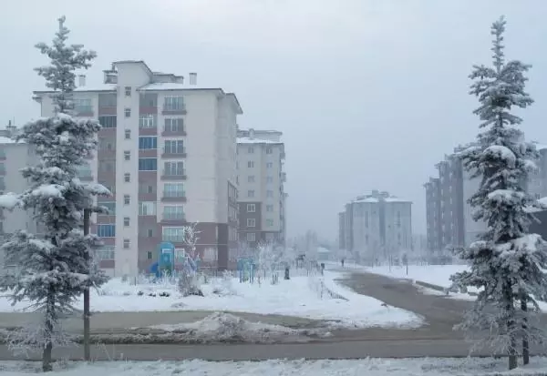 Termometrelerin eksi 19'u gördüğü Ağrı'da vatandaşların kaş ve kirpikleri buz tuttu Termometrelerin eksi 19'u gördüğü Ağrı'da vatandaşların kaş ve kirpikleri buz tuttu