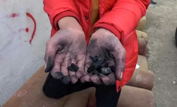 Duvara kömürle resim çizen Cudi'nin en büyük hayali ressam olmak Duvara kömürle resim çizen Cudi'nin en büyük hayali ressam olmak