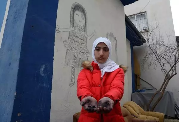 Duvara kömürle resim çizen Cudi'nin en büyük hayali ressam olmak Duvara kömürle resim çizen Cudi'nin en büyük hayali ressam olmak