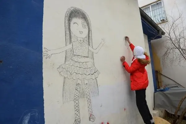 Duvara kömürle resim çizen Cudi'nin en büyük hayali ressam olmak Duvara kömürle resim çizen Cudi'nin en büyük hayali ressam olmak