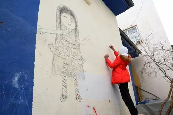Duvara kömürle resim çizen Cudi'nin en büyük hayali ressam olmak Duvara kömürle resim çizen Cudi'nin en büyük hayali ressam olmak