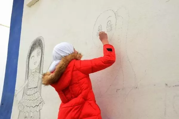 Duvara kömürle resim çizen Cudi'nin en büyük hayali ressam olmak Duvara kömürle resim çizen Cudi'nin en büyük hayali ressam olmak