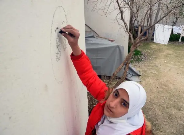 Duvara kömürle resim çizen Cudi'nin en büyük hayali ressam olmak Duvara kömürle resim çizen Cudi'nin en büyük hayali ressam olmak