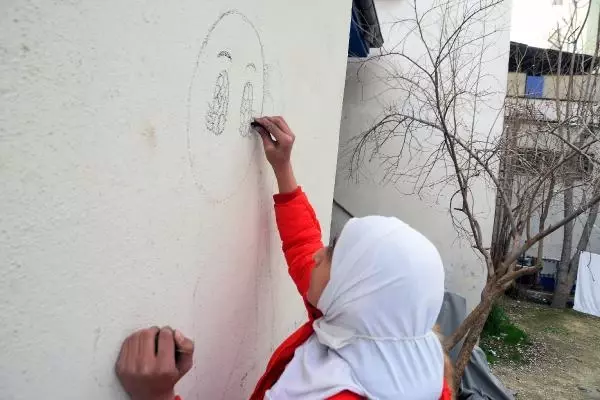 Duvara kömürle resim çizen Cudi'nin en büyük hayali ressam olmak Duvara kömürle resim çizen Cudi'nin en büyük hayali ressam olmak