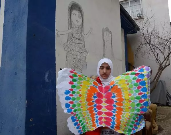 Duvara kömürle resim çizen Cudi'nin en büyük hayali ressam olmak Duvara kömürle resim çizen Cudi'nin en büyük hayali ressam olmak