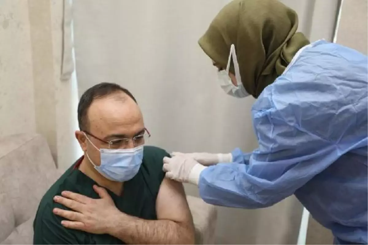 Son dakika haber... Elazığ Valisi Erkaya Yırık, koronavirüs aşısı oldu