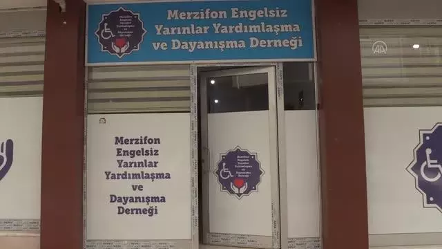 Engelli çocuklar engelsiz atölyede üreterek sorunlarını aşıyor Engelli çocuklar engelsiz atölyede üreterek sorunlarını aşıyor
