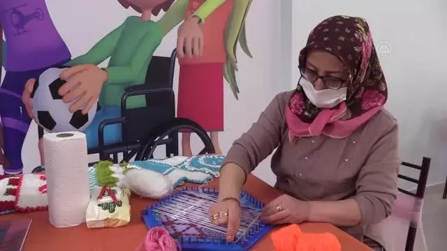 Engelli çocuklar engelsiz atölyede üreterek sorunlarını aşıyor Engelli çocuklar engelsiz atölyede üreterek sorunlarını aşıyor