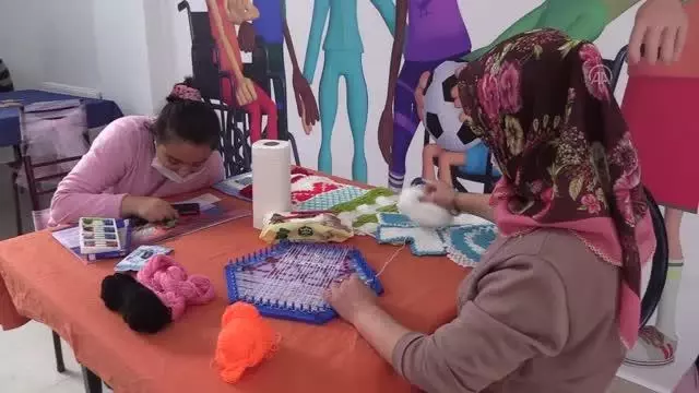 Engelli çocuklar engelsiz atölyede üreterek sorunlarını aşıyor Engelli çocuklar engelsiz atölyede üreterek sorunlarını aşıyor