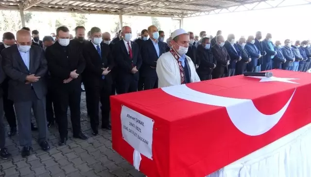 Eski Devlet Bakanı Ahmet Şanal toprağa verildi Eski Devlet Bakanı Ahmet Şanal toprağa verildi