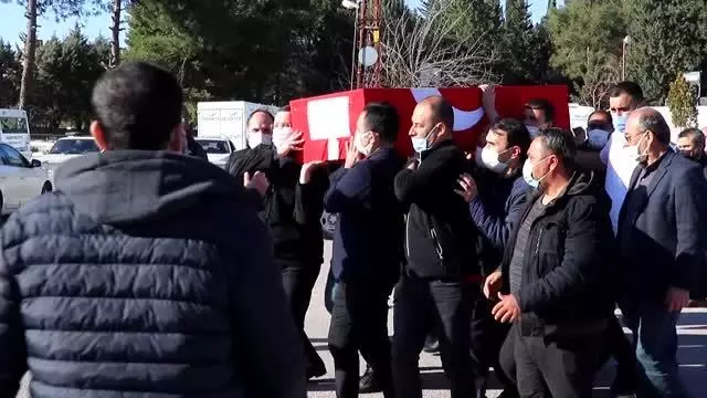 Eski Devlet Bakanı Ahmet Şanal toprağa verildi Eski Devlet Bakanı Ahmet Şanal toprağa verildi