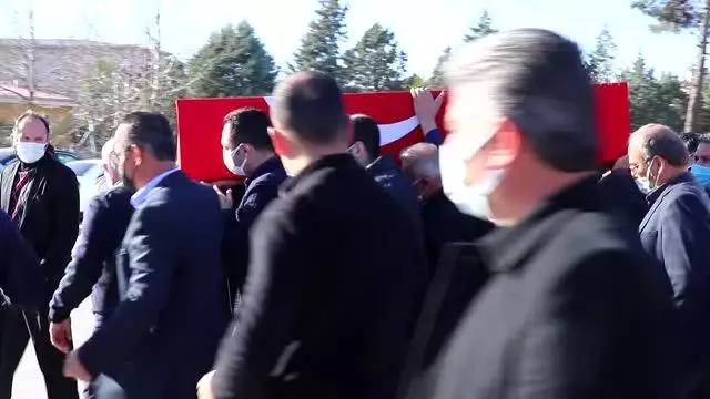 Eski Devlet Bakanı Ahmet Şanal toprağa verildi Eski Devlet Bakanı Ahmet Şanal toprağa verildi