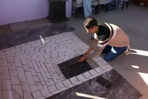 Fayans ustası mesleğini sanata çevirdi Fayans ustası mesleğini sanata çevirdi