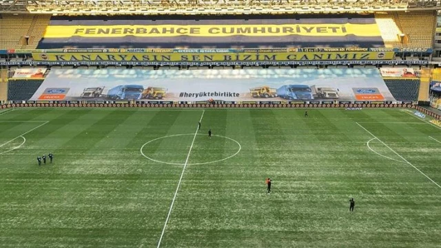 Great negligence in Fenerbahçe!  The grass is not covered during heavy snowfall