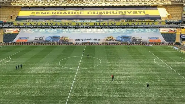 Great negligence in Fenerbahçe!  The grass is not covered during heavy snowfall