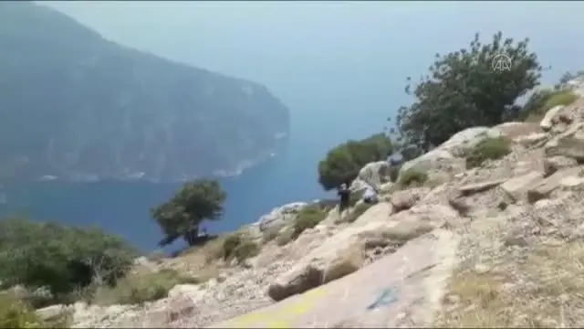 Fethiye'de uçuruma itildiği ileri sürülen hamile kadının kayalıklara inme anı ortaya çıktı Fethiye'de uçuruma itildiği ileri sürülen hamile kadının kayalıklara inme anı ortaya çıktı