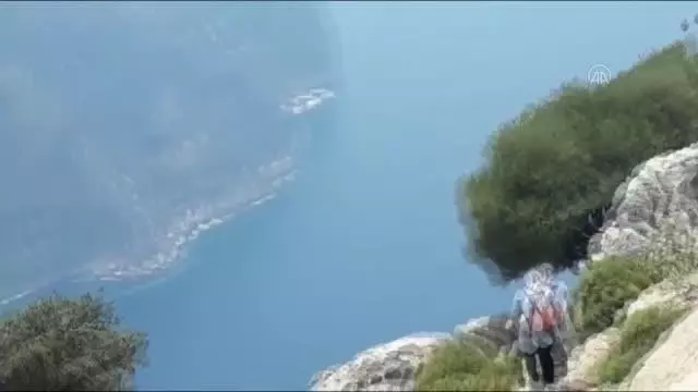 Fethiye'de uçuruma itildiği ileri sürülen hamile kadının kayalıklara inme anı ortaya çıktı Fethiye'de uçuruma itildiği ileri sürülen hamile kadının kayalıklara inme anı ortaya çıktı