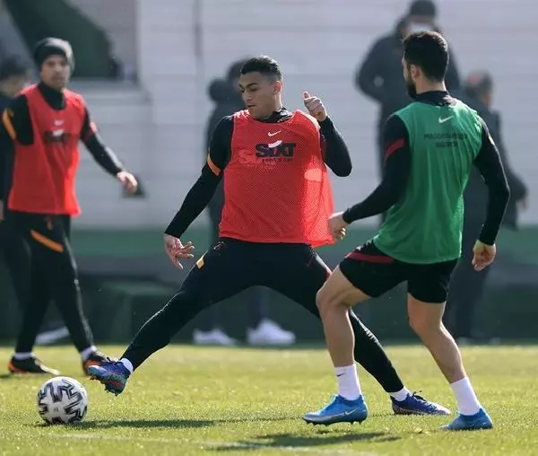 Galatasaray'da Feghouli'den iyi haber Galatasaray'da Feghouli'den iyi haber