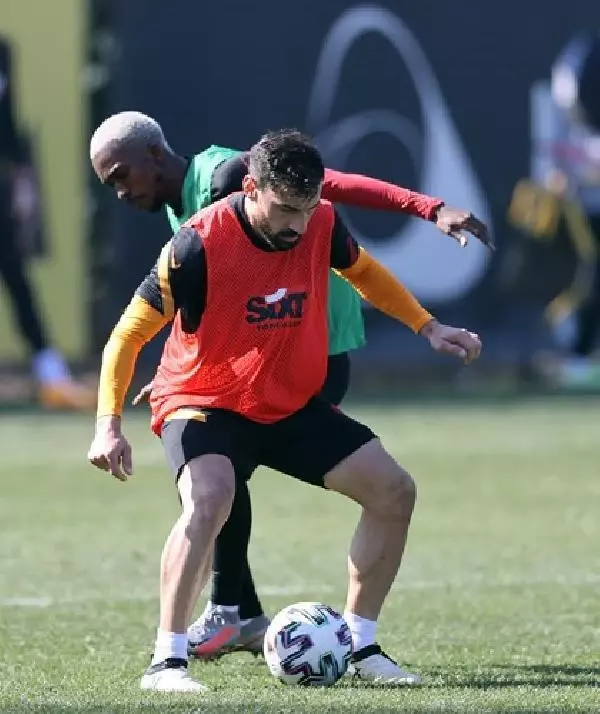 Galatasaray'da Feghouli'den iyi haber Galatasaray'da Feghouli'den iyi haber