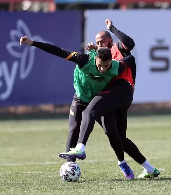 Galatasaray'da Feghouli'den iyi haber Galatasaray'da Feghouli'den iyi haber