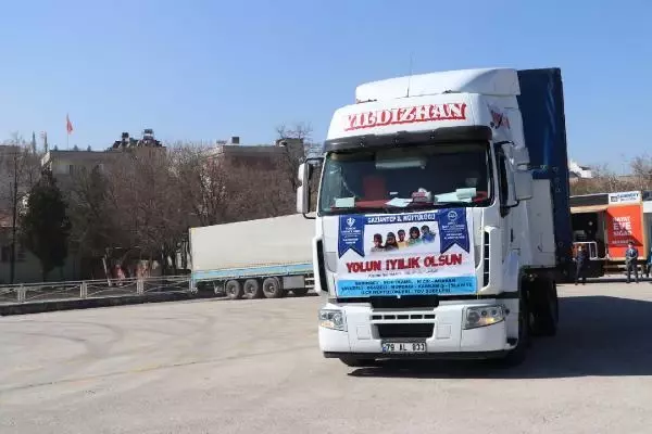 Son dakika... Gaziantep'ten, Suriye'ye 4 TIR yardım gönderildi Son dakika... Gaziantep'ten, Suriye'ye 4 TIR yardım gönderildi
