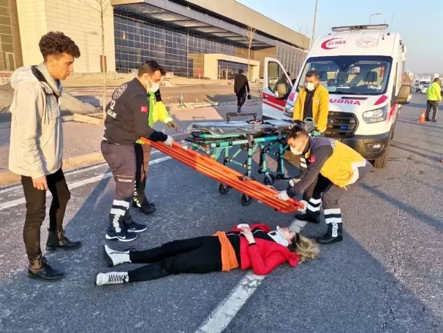 Araçtakilerle tartışan genç kız, kendisini seyir halindeki otomobilden attı Araçtakilerle tartışan genç kız, kendisini seyir halindeki otomobilden attı
