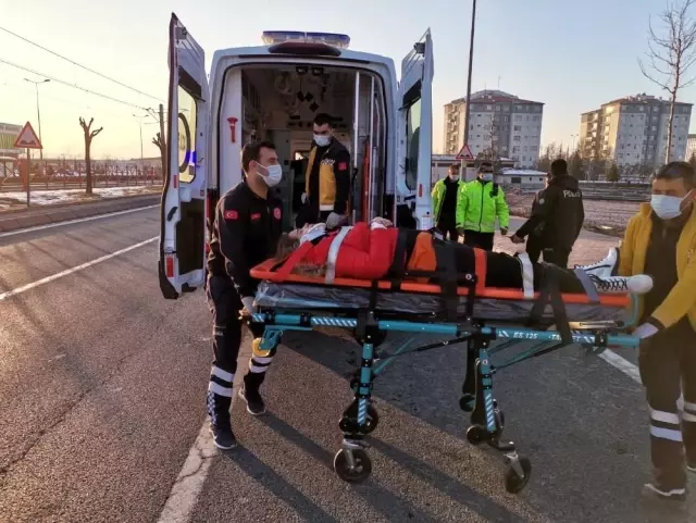 Araçtakilerle tartışan genç kız, kendisini seyir halindeki otomobilden attı Araçtakilerle tartışan genç kız, kendisini seyir halindeki otomobilden attı