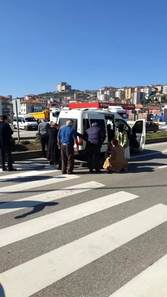 Yaya geçidinde ticari aracın çarptığı yaşlı kadın ağır yaralandı Yaya geçidinde ticari aracın çarptığı yaşlı kadın ağır yaralandı