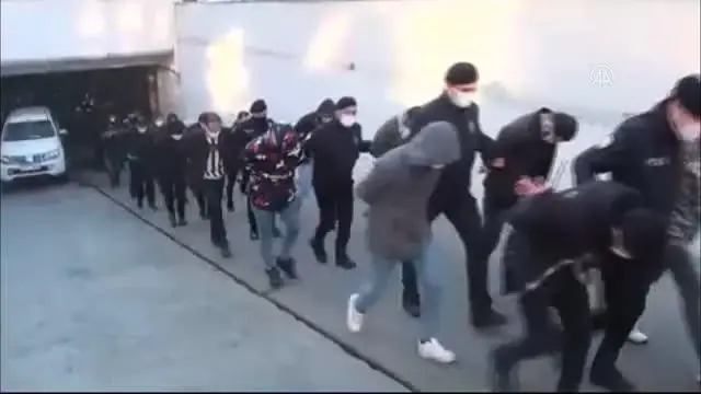 Son dakika haberi | İstanbul merkezli 'siber dolandırıcılık' operasyonunda yakalanan 35 şüpheli tutuklandı Son dakika haberi | İstanbul merkezli 'siber dolandırıcılık' operasyonunda yakalanan 35 şüpheli tutuklandı