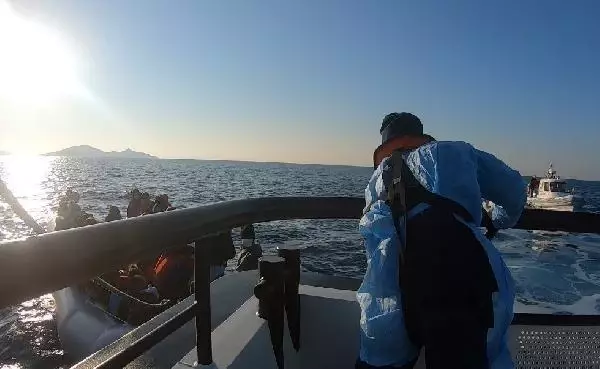 İzmir'de 33 kaçak göçmen kurtarıldı İzmir'de 33 kaçak göçmen kurtarıldı