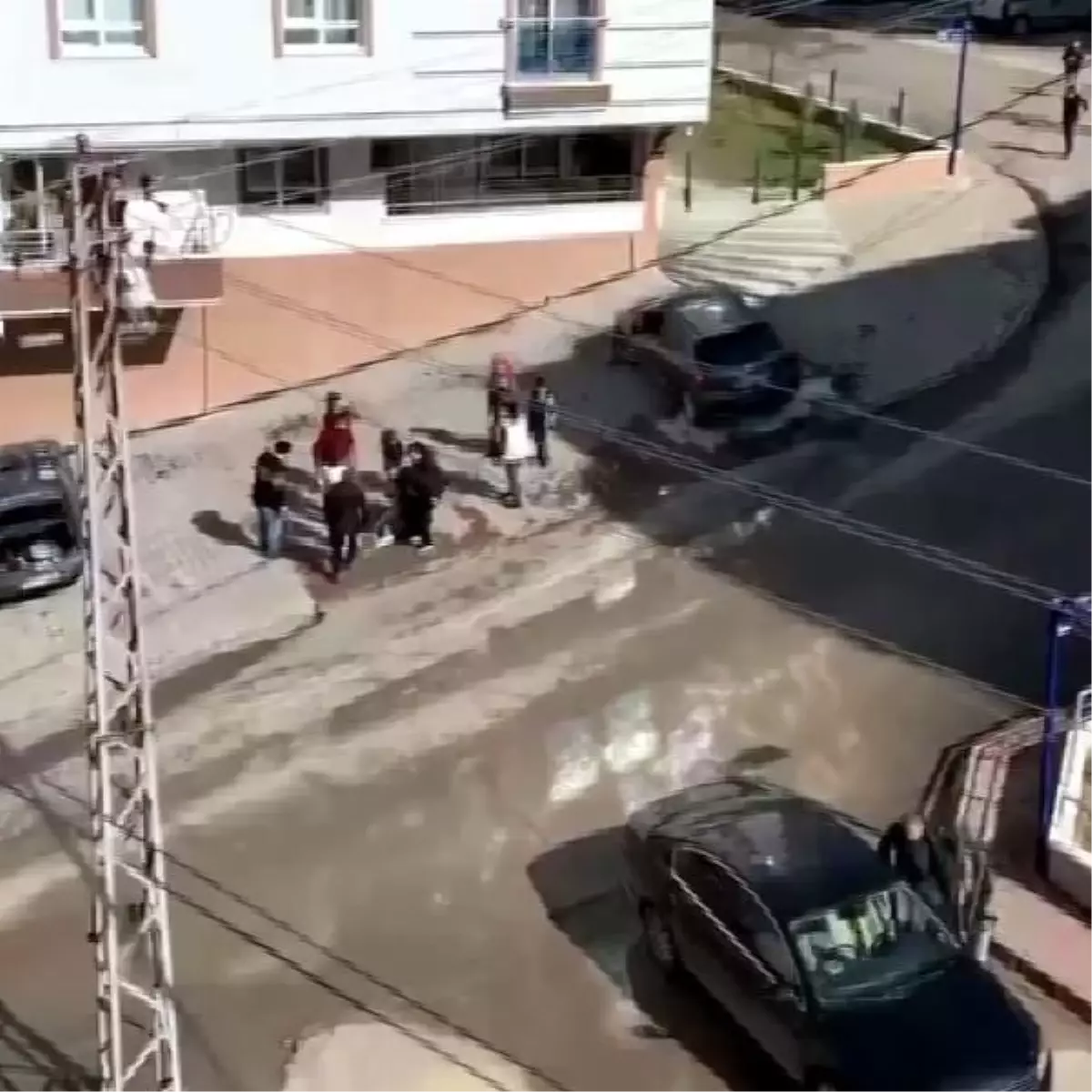 Kanepede zıplarken 4'üncü kattan düşen Beyza, ağır yaralandı